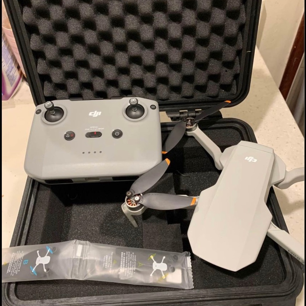 DJI mini 2 comes with many more accessories not pictured will update